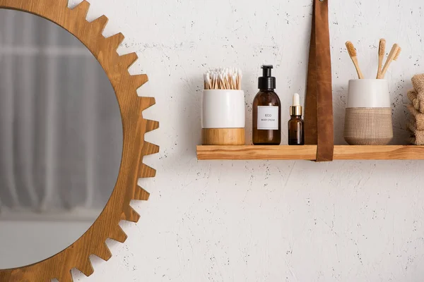 Estante con belleza y productos cosméticos con espejo en el baño, concepto de cero residuos - foto de stock