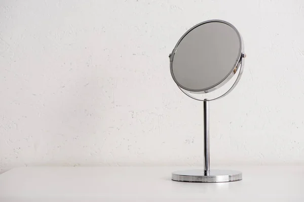 Круглое зеркало на белом фоне, концепция нулевых отходов — стоковое фото