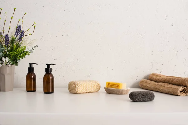 Panela de flores, toalhas, produtos de higiene e cosméticos no banheiro, zero conceito de resíduos — Fotografia de Stock