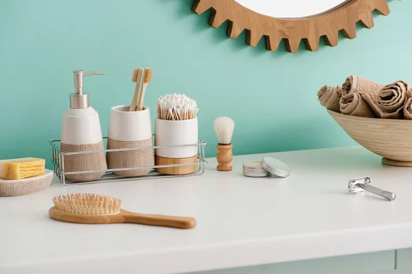 Varios objetos de higiene, cuenco con toallas y espejo en el baño, concepto de cero residuos - foto de stock