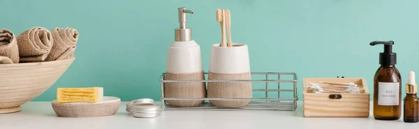 Vista panorámica del cuenco con toallas y productos cosméticos e higiénicos en el baño, concepto de cero residuos - foto de stock