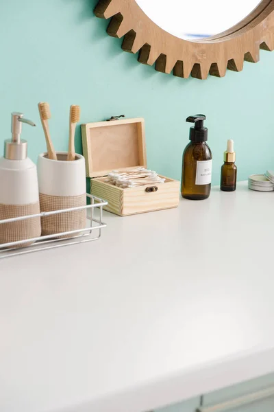 Produits de beauté et d'hygiène dans la salle de bain, concept zéro déchet — Photo de stock