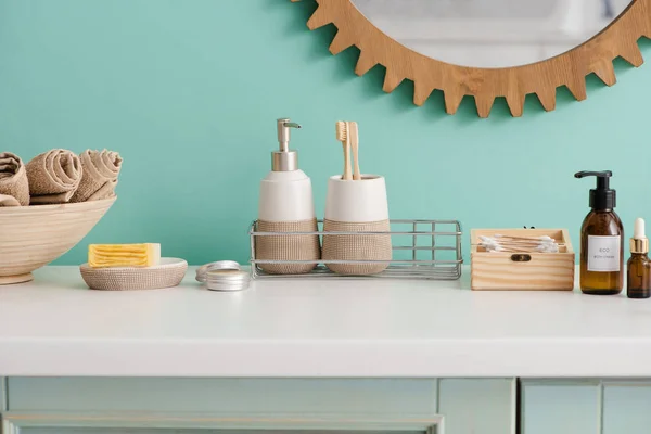 Красота и гигиена продукты возле миски с полотенцами в ванной комнате, нулевой концепции отходов — стоковое фото