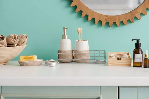 Produits de beauté et d'hygiène près de bol avec serviettes dans la salle de bain, concept zéro déchet — Photo de stock