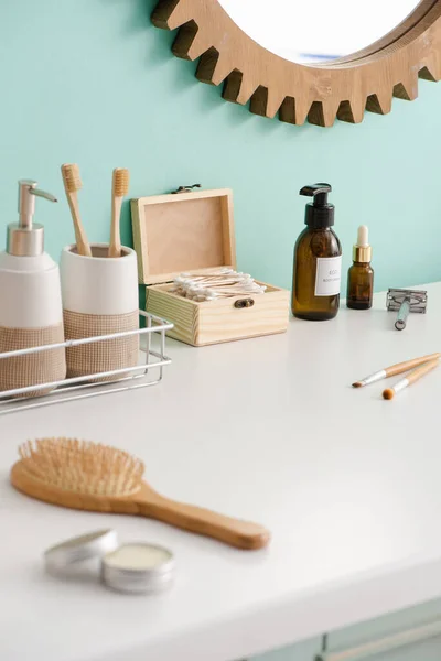 Вибірковий фокус різних продуктів краси та гігієни у ванній кімнаті, концепція нульових відходів — стокове фото