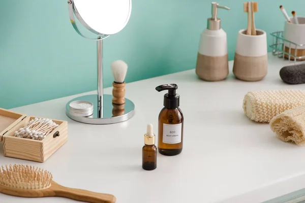 Diferentes tipos de productos de higiene y cosméticos cerca de la pared turquesa en el baño, concepto de cero residuos - foto de stock