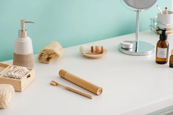 Diferentes tipos de produtos de higiene e cosméticos perto da parede azul-turquesa no banheiro, zero conceito de resíduos — Fotografia de Stock