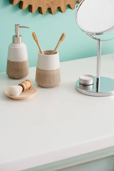 Objets d'hygiène écologique et miroir dans la salle de bain, concept zéro déchet — Photo de stock