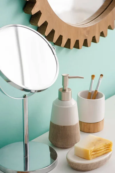 Objetos de higiene e espelhos no banheiro, conceito de zero desperdício — Fotografia de Stock