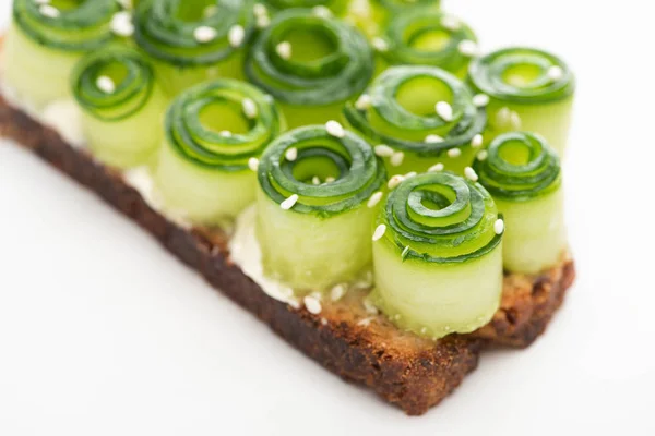 Vista de cerca de la tostada de pepino fresco con sésamo sobre fondo blanco - foto de stock