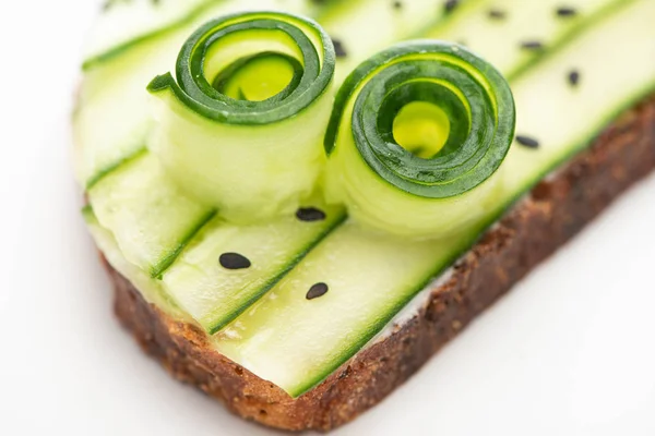 Vista de cerca de la tostada de pepino fresco con semillas aisladas en blanco - foto de stock