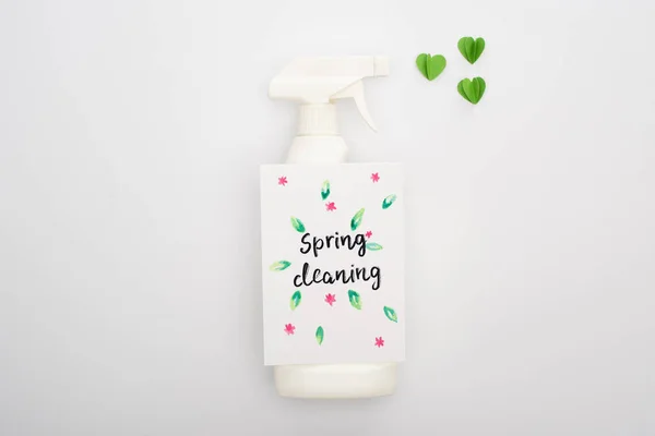 Vista superior da primavera tulipas cartão de limpeza e frasco de spray perto de corações verdes no fundo branco — Fotografia de Stock
