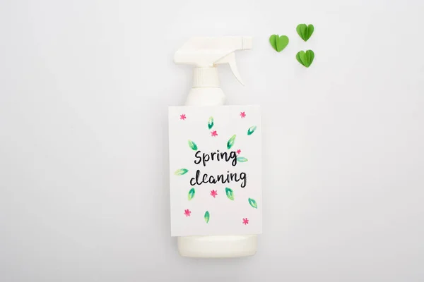 Vista dall'alto della carta di pulizia tulipani primavera e bottiglia spray vicino cuori verdi su sfondo bianco — Foto stock
