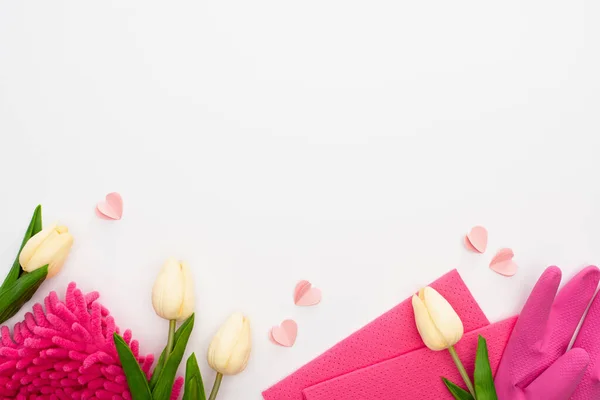 Vista superior de tulipas primavera e suprimentos de limpeza rosa no fundo branco — Fotografia de Stock