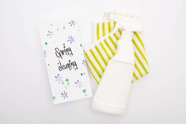 Ansicht der Reinigungsmittel in der Nähe der Frühjahrsputzkarte auf weißem Hintergrund — Stockfoto