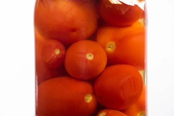 Nahaufnahme von hausgemachten leckeren Tomaten aus der Dose im Glas isoliert auf weiß — Stockfoto