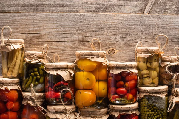 Vista superior de deliciosos picles caseiros saborosos na mesa rústica de madeira — Fotografia de Stock