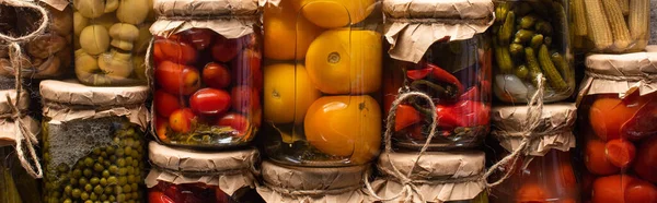 Вид зверху смачні домашні смачні соління, панорамний знімок — стокове фото