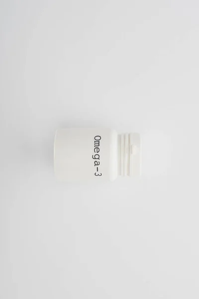 Vista superior do recipiente com letras omega-3 sobre fundo branco — Fotografia de Stock