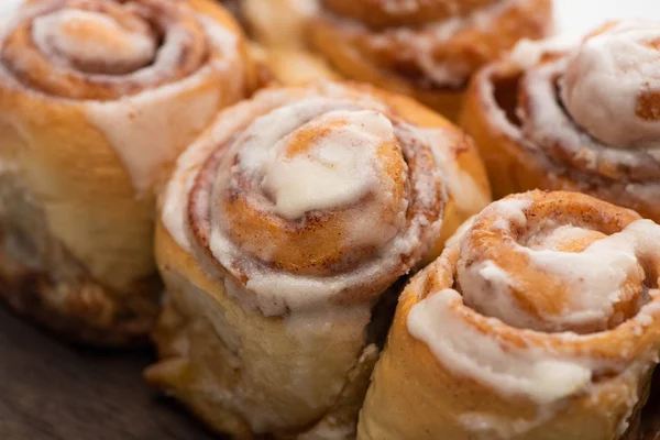 Vue rapprochée de rouleaux de cannelle maison savoureux frais — Photo de stock