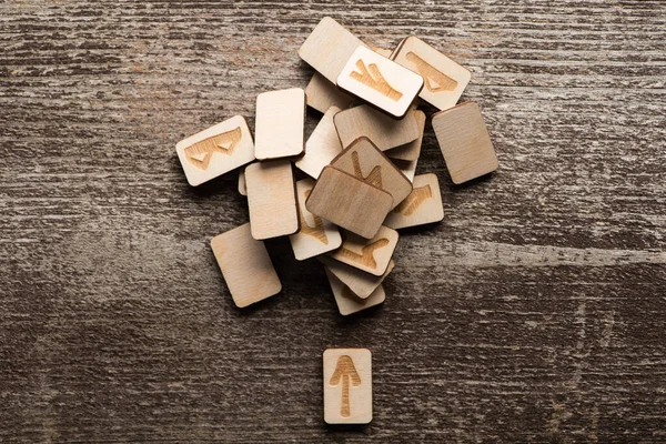 Vue du dessus des runes chamaniques sur fond en bois — Photo de stock