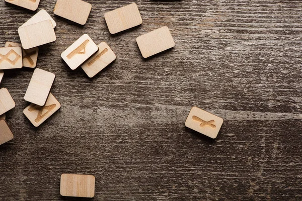 Vue de dessus des runes chamaniques sur la surface en bois — Photo de stock