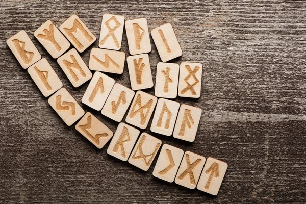 Vue du dessus des runes ethniques sur la surface en bois avec espace de copie — Photo de stock