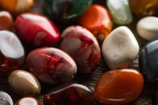 Vista da vicino delle pietre sciamaniche colorate che raccontano fortuna su sfondo di legno — Foto stock
