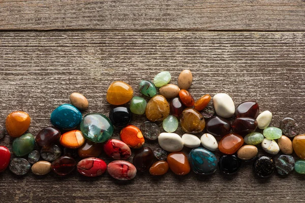 Vue de dessus de la fortune colorée racontant des pierres sur la surface en bois — Photo de stock