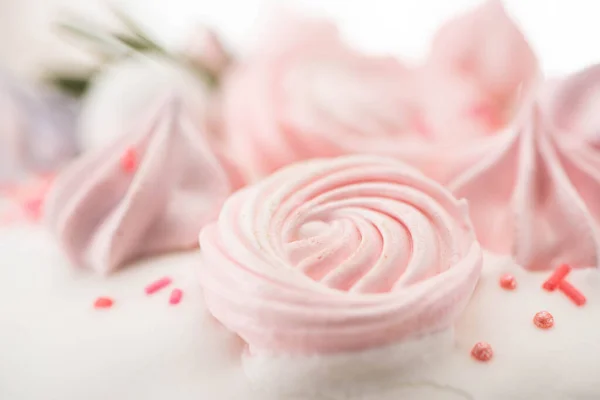 Vista da vicino della deliziosa torta pasquale con meringa rosa — Foto stock