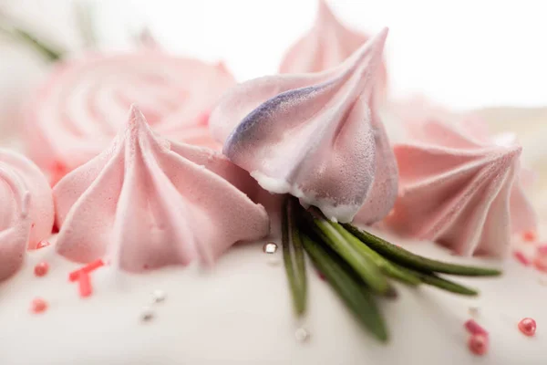 Nahaufnahme köstlicher Osterkuchen mit rosa Baiser und Rosmarin — Stockfoto