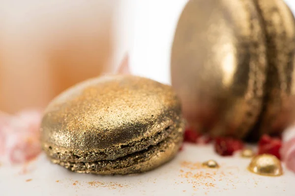 Vista de cerca de delicioso pastel de Pascua con macarrones franceses de oro - foto de stock