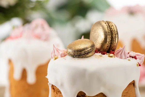 Крупним планом вид на смачний великодній торт з золотими французькими макарунами — стокове фото