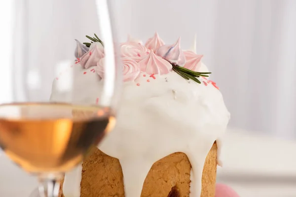 Vista da vicino della deliziosa torta di Pasqua decorata con meringa vicino al bicchiere di vino — Foto stock