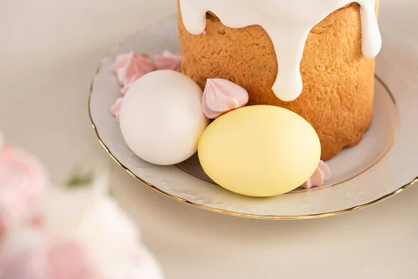 Selective focus of delicious Easter cake near colorful eggs on plate — Stock Photo