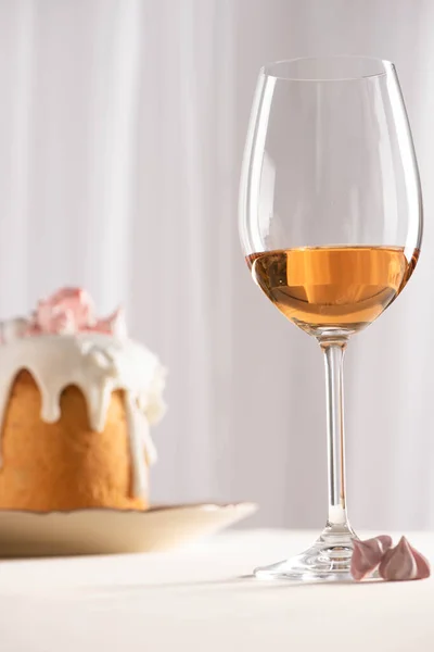 Enfoque selectivo de pastel de Pascua cerca de copa de vino y merengue - foto de stock