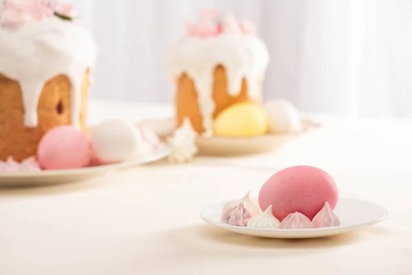 Foco seletivo de deliciosos bolos de Páscoa, merengue e ovos coloridos — Fotografia de Stock