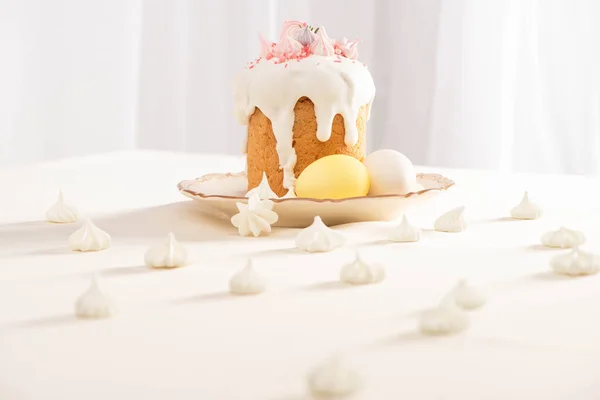 Foyer sélectif de délicieux gâteau de Pâques près des œufs peints et meringue — Photo de stock