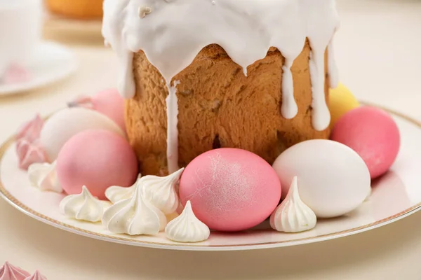 Vista de cerca de pastel de Pascua con huevos pintados y merengue en el plato - foto de stock