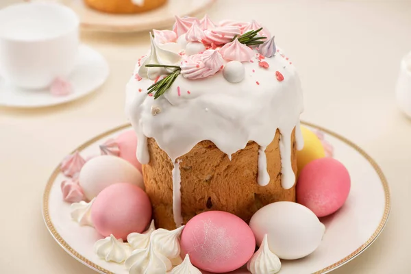 Saboroso bolo de Páscoa fresco com ovos pintados e merengue na placa — Fotografia de Stock