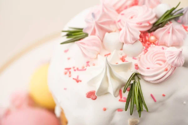 Vue rapprochée du délicieux gâteau de Pâques au romarin et meringue sur glaçure — Photo de stock