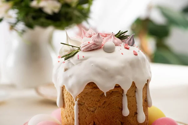 Leckerer frischer Osterkuchen mit Glasur und Baiser — Stockfoto