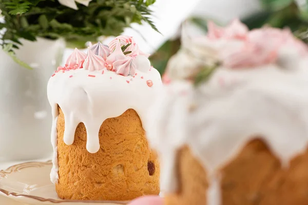 Selective focus of Easter cakes with white glaze and meringue — Stock Photo