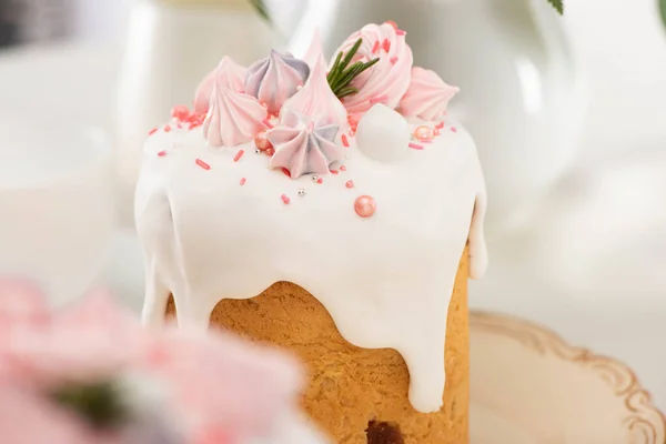 Nahsicht auf köstlichen Osterkuchen mit weißer Glasur und Baiser — Stockfoto