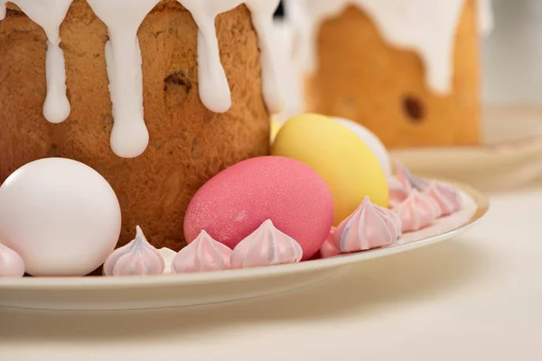 Vue rapprochée du gâteau de Pâques avec meringue et œufs colorés sur assiette — Photo de stock