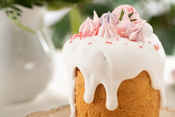 Vista da vicino della deliziosa torta di Pasqua con smalto bianco e meringa — Foto stock