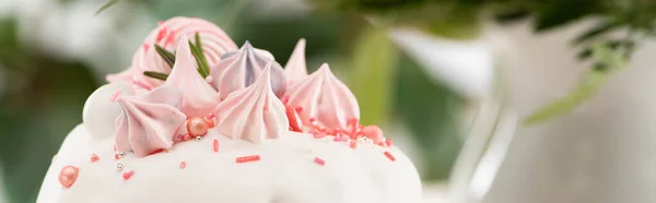 Vista de cerca de la deliciosa tarta de Pascua con esmalte blanco y merengue, plano panorámico - foto de stock