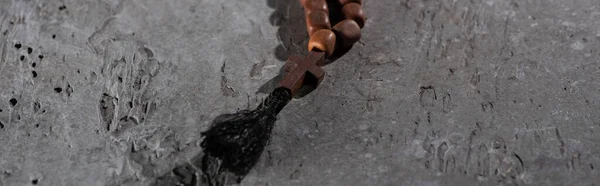 Santa Biblia con rosario sobre fondo negro oscuro con velas encendidas - foto de stock