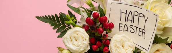 Ramo de flores con feliz tarjeta de felicitación de Pascua aislado en rosa, tiro panorámico — Stock Photo