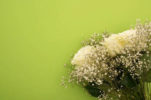 Vista superior de buquê fresco de flores isoladas em verde — Fotografia de Stock